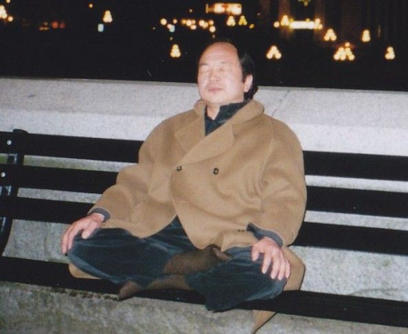 神成瞑想 - ベンチで瞑想する佐藤先生