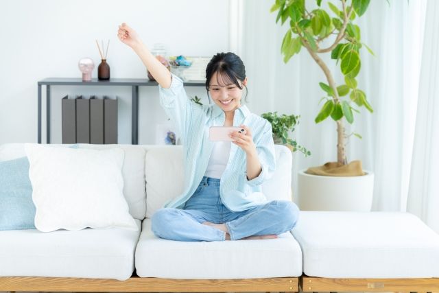 30日間継続メールサポート - スマートフォンで喜ぶ女性