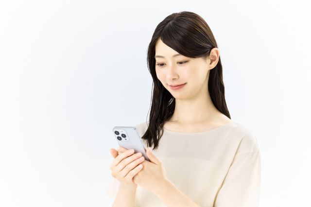佐藤康行瞑想アプリ - スマートフォンで瞑想を楽しむ女性